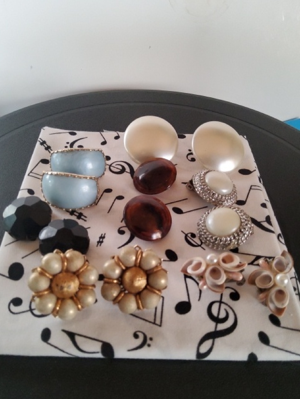 Vintage Lot Clip-on Earrings Hong Kong. - Picture 2 of 8